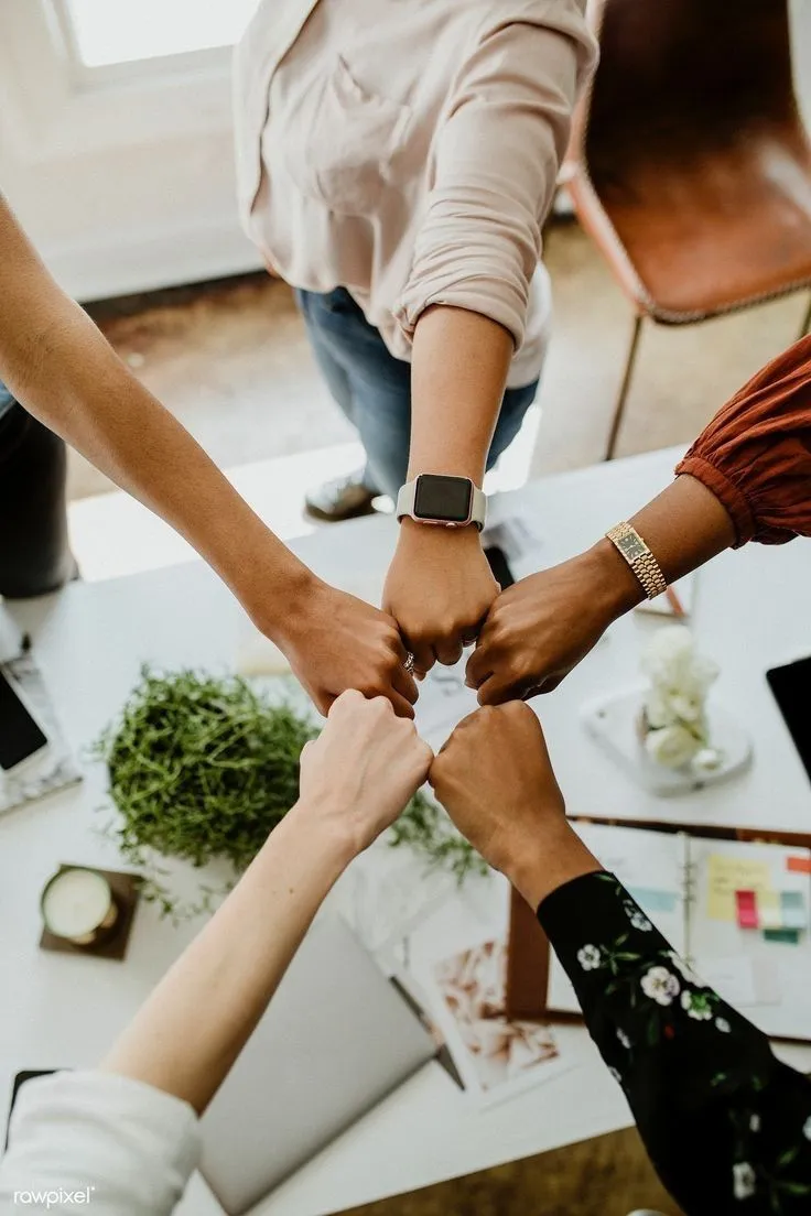 Uma equipe de profissionais une as mãos, representando o trabalho em conjunto e a força da cultura organizacional, foco dos serviços de Endomarketing e Employer Branding da Thesera
